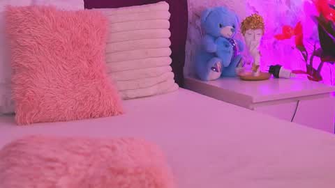 EllinaNuria online show from April 16, 2026, 5:08 am