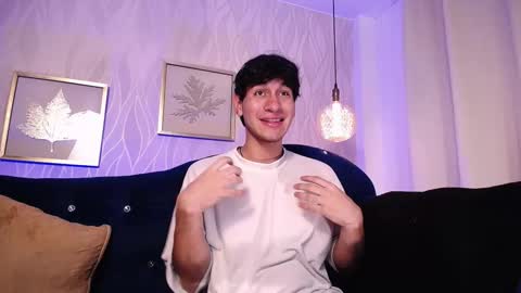 Snapshot of elliotazer chatting on January 7, 2026, 11:29 pm Elliot online show from January 7, 2026, 11:29 pm