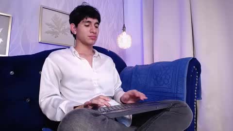 Snapshot of elliotazer chatting on January 13, 2026, 11:32 pm Elliot online show from January 13, 2026, 11:32 pm