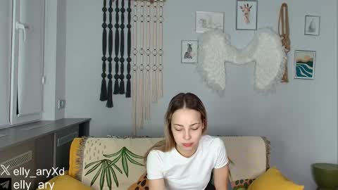 Snapshot of elly_ary chatting on January 15, 2026, 9:18 pm elly_ary online show from January 15, 2026, 9:18 pm