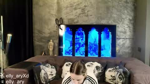 Snapshot of elly_ary chatting on February 1, 2026, 9:35 pm elly_ary online show from February 1, 2026, 9:35 pm