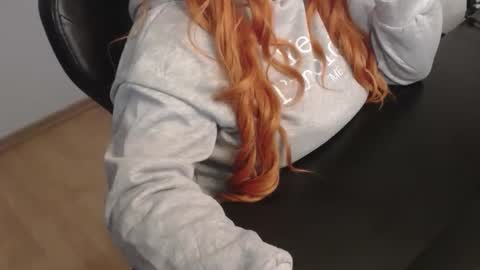 Elly online show from December 15, 2025, 9:19 pm