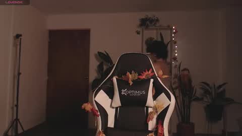 Snapshot of elly_uwuw chatting on October 23, 2025, 11:24 pm Emy Castro online show from October 23, 2025, 11:24 pm