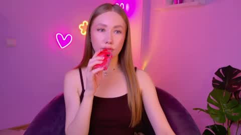  Elly  online show from May 31, 2026, 2:42 am