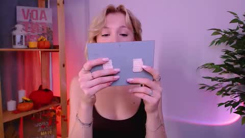 Snapshot of ellysunloverr chatting on November 3, 2025, 3:52 am Elly online show from November 3, 2025, 3:52 am