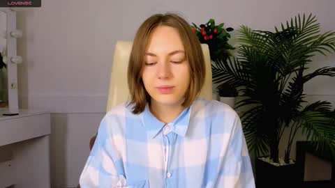 elma_lily online show from November 9, 2025, 7:17 am