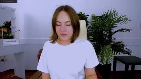 elma_lily online show from November 14, 2025, 7:18 am