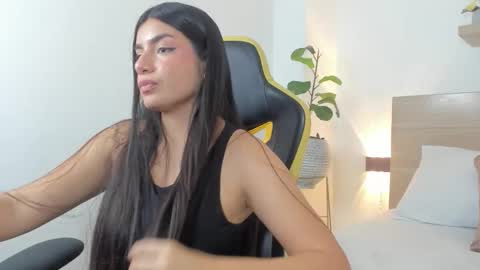 Snapshot of elody_grundy chatting on October 28, 2025, 4:05 am E L O D Y online show from October 28, 2025, 4:05 am