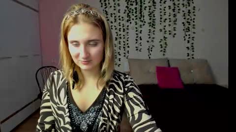 Snapshot of elsa_hot_here chatting on October 13, 2025, 1:11 pm Elsa online show from October 13, 2025, 1:11 pm