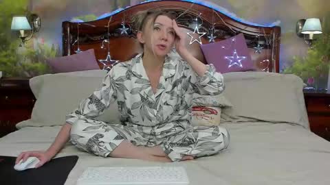 Snapshot of elvaarno chatting on January 2, 2025, 5:03 am ElvaArno online show from January 2, 2025, 5:03 am