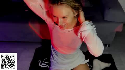 Snapshot of elysia_xo chatting on November 17, 2025, 11:10 pm Elysia online show from November 17, 2025, 11:10 pm
