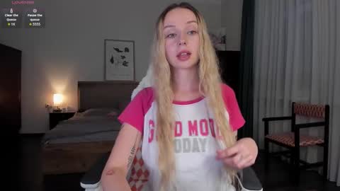 Snapshot of em_emilie chatting on November 17, 2025, 3:51 pm Emilie online show from November 17, 2025, 3:51 pm