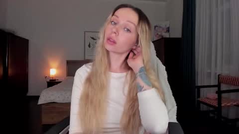 Snapshot of em_emilie chatting on December 14, 2025, 6:34 pm Emilie online show from December 14, 2025, 6:34 pm