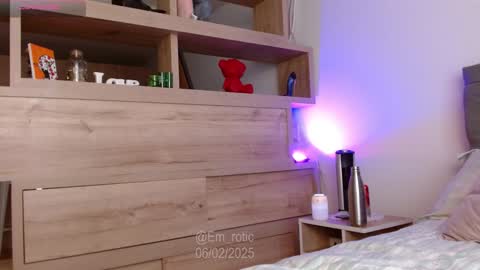 Snapshot of em_rotic chatting on February 6, 2025, 5:19 pm Emilia online show from February 6, 2025, 5:19 pm