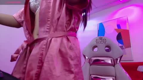 Ema louisx  online show from October 19, 2025, 12:39 pm