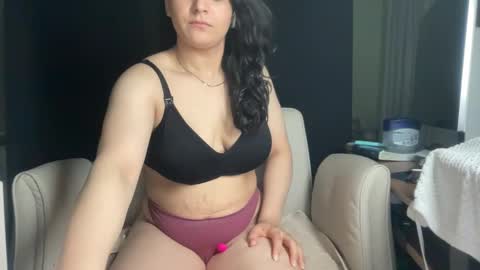 Snapshot of ema_lov3 chatting on November 10, 2025, 2:54 am Ema Love online show from November 10, 2025, 2:54 am