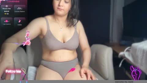 Snapshot of ema_lov3 chatting on December 17, 2025, 2:06 am Ema Love online show from December 17, 2025, 2:06 am