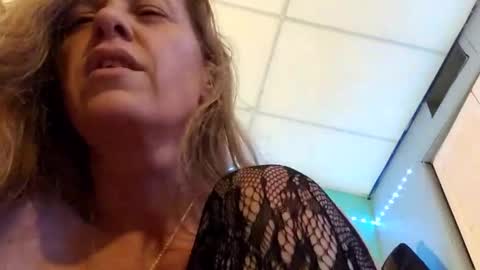 Snapshot of embershines chatting on January 10, 2026, 2:46 am Embershines online show from January 10, 2026, 2:46 am