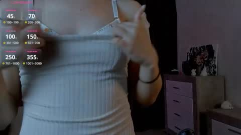 Snapshot of emeliareaper chatting on October 30, 2025, 7:47 pm Emelia online show from October 30, 2025, 7:47 pm