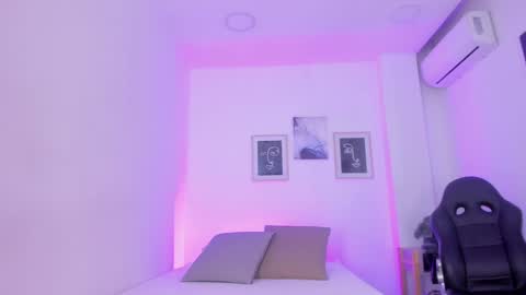 Snapshot of emelie_89 chatting on January 10, 2025, 11:43 am emelie_89 online show from January 10, 2025, 11:43 am