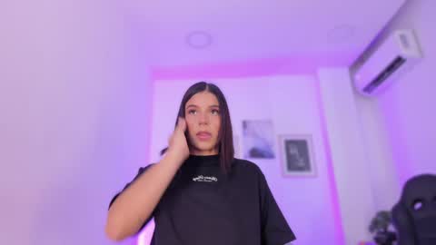 Snapshot of emelie_89 chatting on February 3, 2025, 1:30 pm emelie_89 online show from February 3, 2025, 1:30 pm