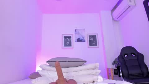 Snapshot of emelie_89 chatting on February 12, 2025, 2:43 pm emelie_89 online show from February 12, 2025, 2:43 pm