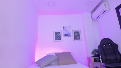 Snapshot of emelie_89 chatting on February 19, 2025, 12:22 pm emelie_89 online show from February 19, 2025, 12:22 pm