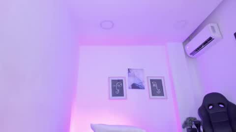 Snapshot of emelie_89 chatting on February 19, 2025, 3:27 pm emelie_89 online show from February 19, 2025, 3:27 pm