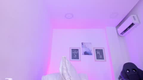 Snapshot of emelie_89 chatting on March 8, 2025, 3:24 pm emelie_89 online show from March 8, 2025, 3:24 pm