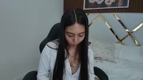 Snapshot of emelie_ch_ chatting on December 3, 2025, 2:19 am Emily online show from December 3, 2025, 2:19 am