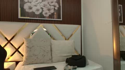 Snapshot of emelie_ch_ chatting on February 3, 2026, 4:32 am Emily online show from February 3, 2026, 4:32 am