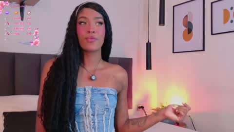 Snapshot of emely_deluxe chatting on May 25, 2026, 10:32 am Emely online show from May 25, 2026, 10:32 am