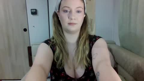 Snapshot of emerieskye chatting on February 5, 2026, 4:44 pm EmerieSkye online show from February 5, 2026, 4:44 pm