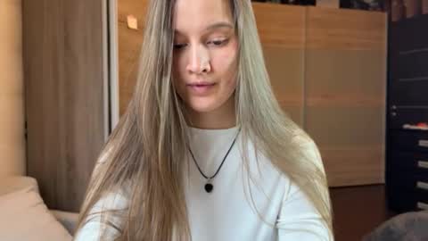 Snapshot of emi__ly chatting on December 17, 2025, 7:47 am emi__ly online show from December 17, 2025, 7:47 am