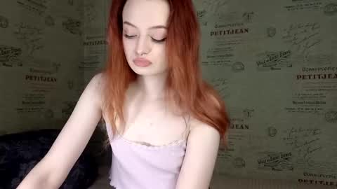 Snapshot of emi_less chatting on October 19, 2025, 4:40 pm Emi online show from October 19, 2025, 4:40 pm