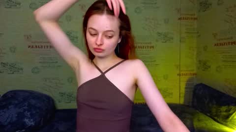 Snapshot of emi_less chatting on February 7, 2026, 4:43 pm Emi online show from February 7, 2026, 4:43 pm