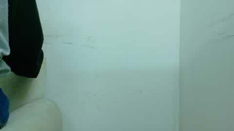 emi_rousse online show from May 15, 2026, 12:01 pm