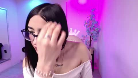 Snapshot of emiily_andrews chatting on November 25, 2025, 8:31 pm Emiily online show from November 25, 2025, 8:31 pm