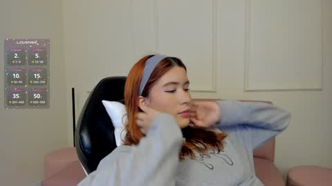 Snapshot of emiilycutex_ chatting on February 3, 2025, 12:14 pm online show from February 3, 2025, 12:14 pm