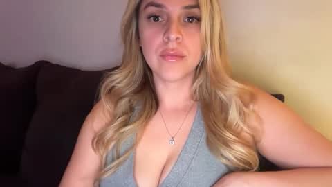 Snapshot of emilelovesyou chatting on January 16, 2026, 4:27 am emilelovesyou online show from January 16, 2026, 4:27 am