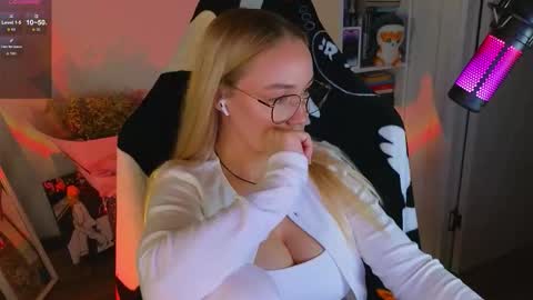 Snapshot of emili1_bc chatting on September 20, 2025, 6:42 pm Emili online show from September 20, 2025, 6:42 pm