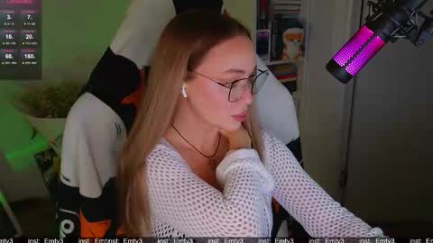 Snapshot of emili1_bc chatting on November 23, 2025, 1:11 pm Emili online show from November 23, 2025, 1:11 pm