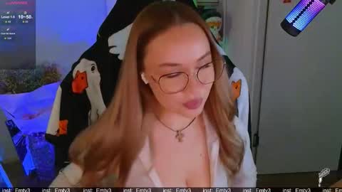 Snapshot of emili1_bc chatting on December 18, 2025, 11:16 am Emili online show from December 18, 2025, 11:16 am