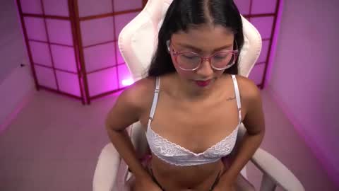 Emili online show from November 6, 2025, 3:13 pm