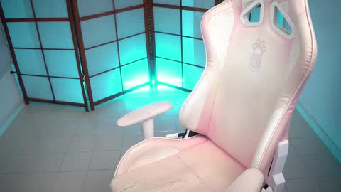 Emili online show from November 9, 2025, 2:15 pm