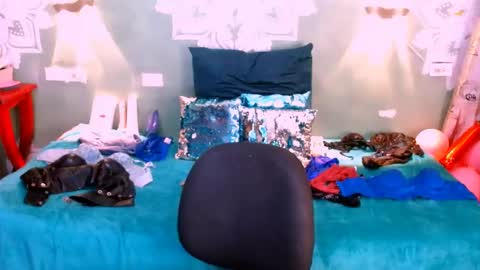 Snapshot of emili_roux chatting on February 19, 2025, 12:44 pm Emili roux online show from February 19, 2025, 12:44 pm