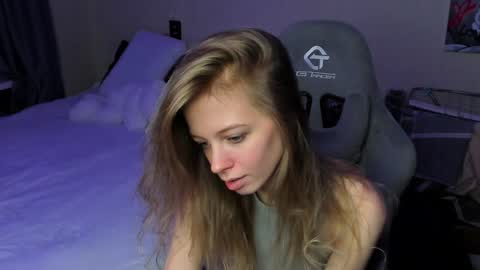 Snapshot of emili_sweet__ chatting on December 16, 2024, 1:54 pm emili_sweet__ online show from December 16, 2024, 1:54 pm