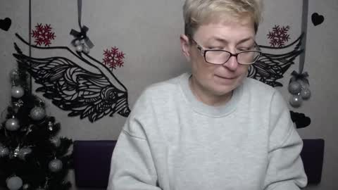 Snapshot of emiliagree chatting on December 21, 2025, 6:04 pm EmiliaGree online show from December 21, 2025, 6:04 pm