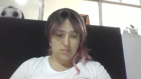 Snapshot of emiliahoney chatting on December 17, 2025, 8:37 pm emiliahoney online show from December 17, 2025, 8:37 pm