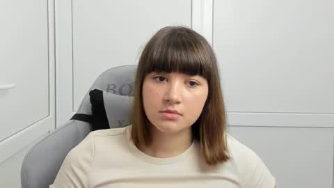 Snapshot of emilli_moon chatting on May 20, 2026, 6:19 am Emmi online show from May 20, 2026, 6:19 am